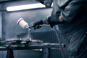 Industrie-Fotografie. Industrieteile werden besprüht