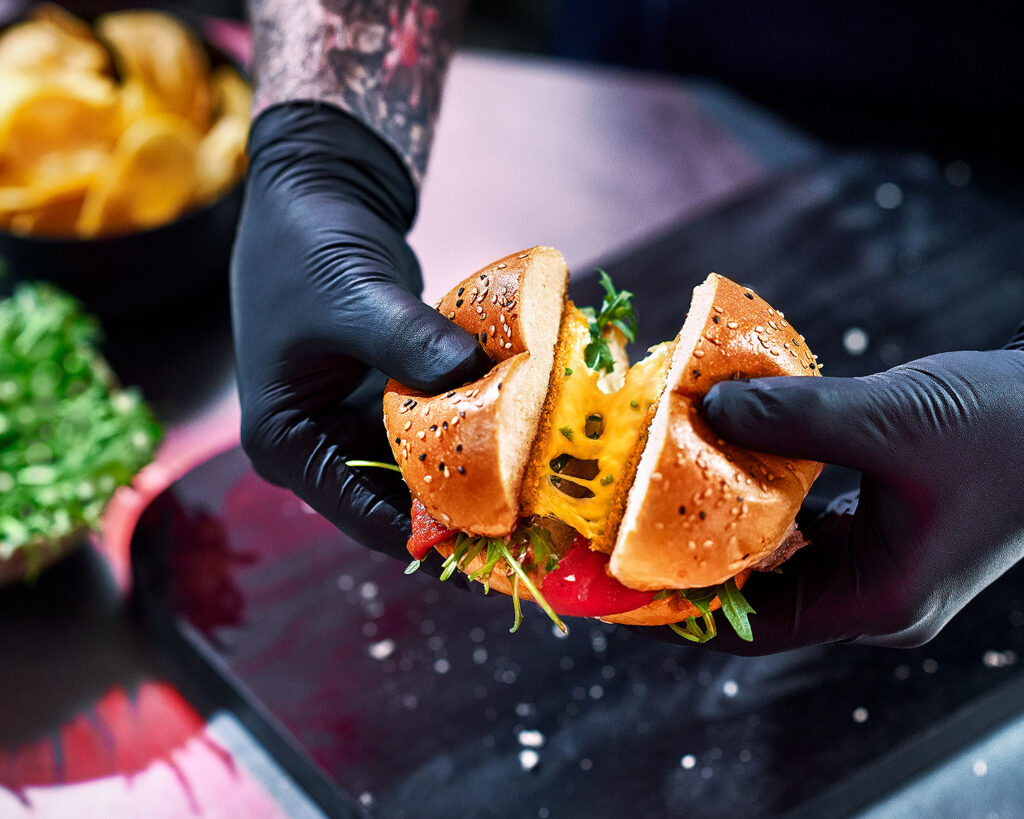 Food-Fotografie: Kunde: McCain Foodservice • Agentur: ATS Werbeagentur • Food Styling: Gonzalo Baro • Styling: Gabi Kloppert • Model: Benjamin Stücke • Location: Kocherei Bielefeld