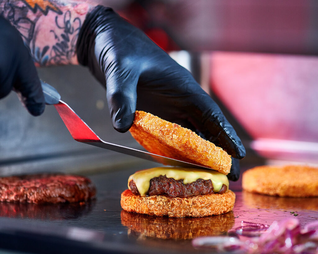 Food-Fotografie: Kunde: McCain Foodservice • Agentur: ATS Werbeagentur • Food Styling: Gonzalo Baro • Styling: Gabi Kloppert • Model: Benjamin Stücke • Location: Kocherei Bielefeld