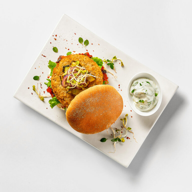 vegetarischer Burger mit Dip