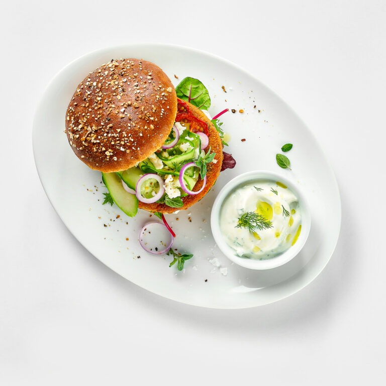 ein vegetarischer Burger mit Dip