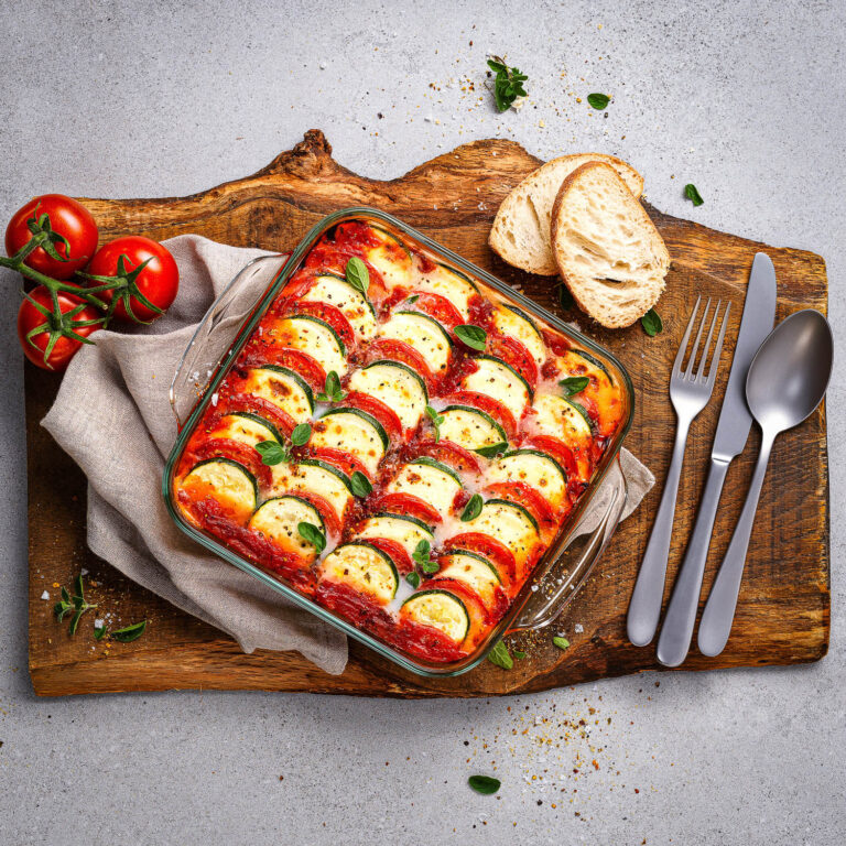 Foodfotografie: Zucchini-Tomatenauflauf mit Paprika Sauce - Kunde: Homann Saucen - Agentur: ATS Agentur für Werbung und Verkaufsförderung