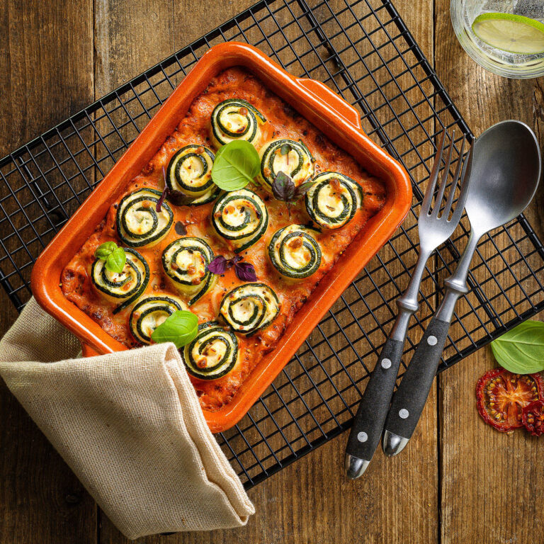 Foodfotografie: Zucchiniröllchen gefüllt mit Ricotta in Paprika Sauce - Kunde: Homann Saucen - Agentur: ATS Agentur für Werbung und Verkaufsförderung