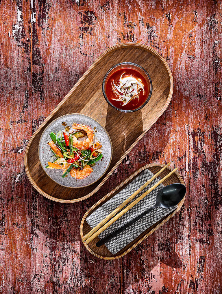 Foodfotografie: Orientasia • Eine kulinarische Reise vom Okzident nach Asien • Garnelen Salat und Rote Beete Suppe mit Meerrettich Schaum