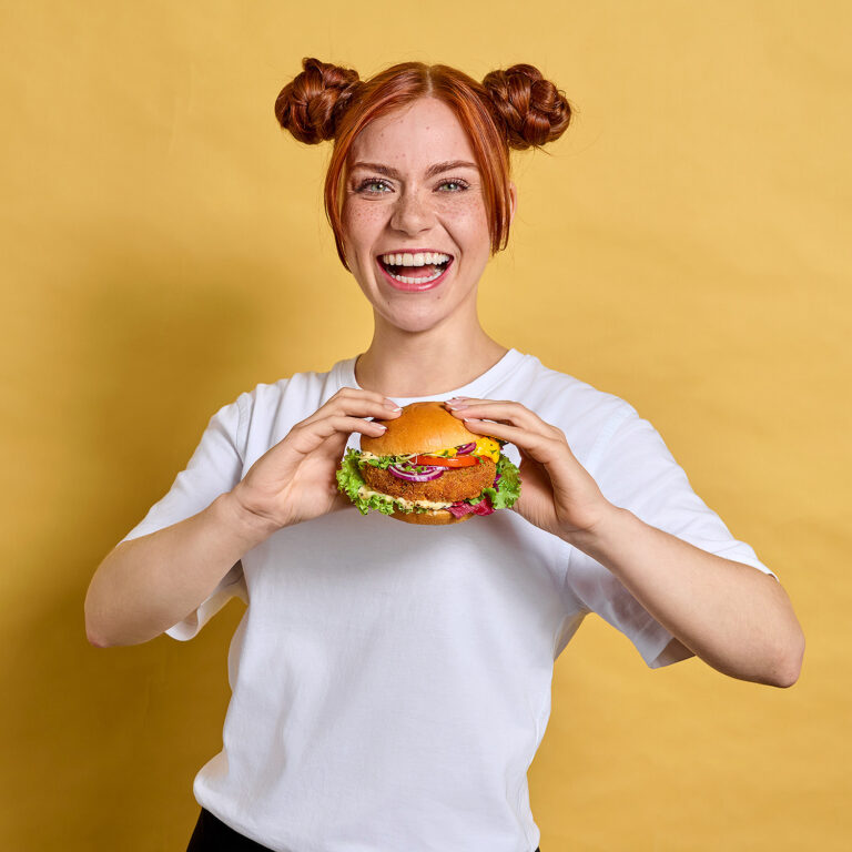 Frau mit einem vegetarischen Burger