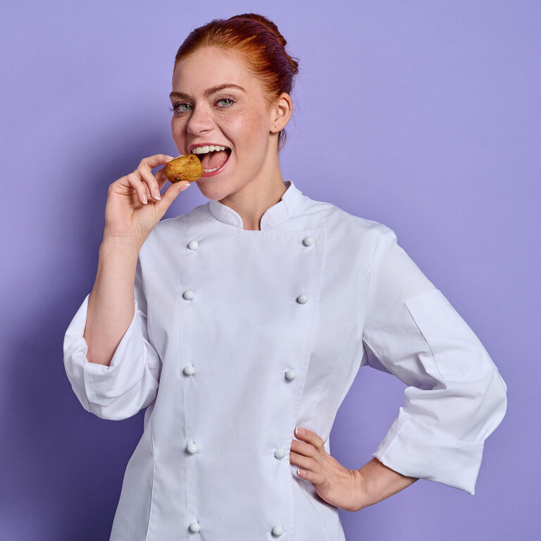 Frau isst vegetarische Nuggets