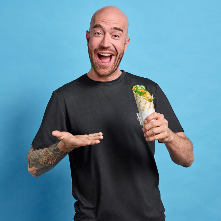 Mann mit einem vegetarischen Wrap