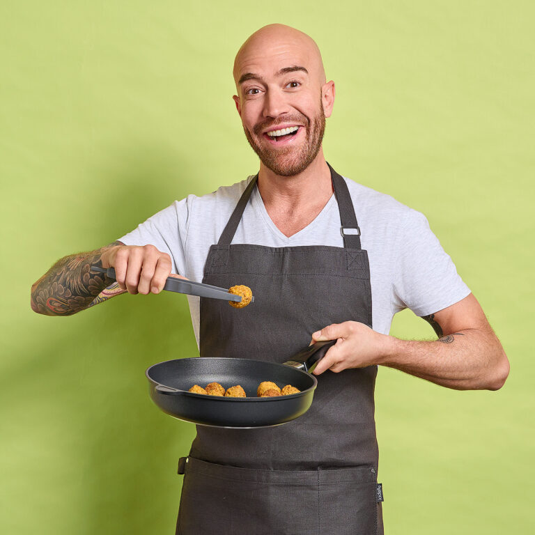 Mann kocht vegetarische Nuggets