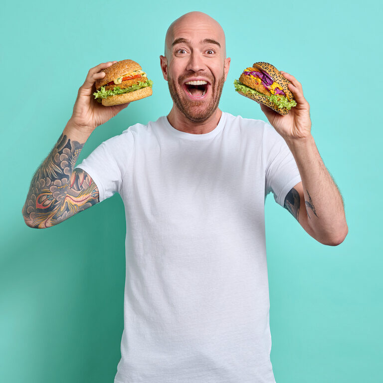 Mann mit zwei vegetarischen Burgern