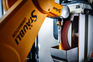 Industrie-Fotografie. Schleifvorgang an einer Maschine