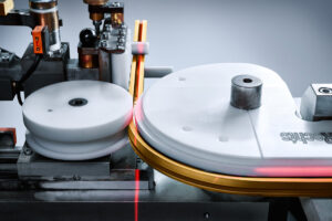 Industrie-Fotografie. Eine Vorhang-Schiene wird gebogen