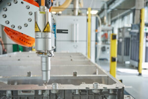 Industrie-Fotografie. Plasmastrahlbehandlung einer Autobatterie-Wanne